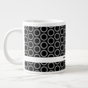 Elegantes Schwarz-Weiß-Blütenblatt-Mandala-Muster Jumbo-Tasse