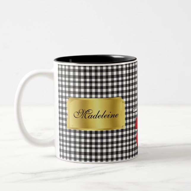 Elegantes Schwarz-Weiß Buffalo Kariertes Monogramm Zweifarbige Tasse (Links)