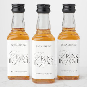 Elegantes Schwarz-Weiß-Design 'Drunk in Love' Mini Alkoholflaschenetikett