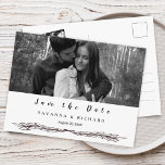 Elegantes Schwarz-Weiß-Foto Save the Date Ankündigungspostkarte<br><div class="desc">Herzlichen Glückwunsch zu Ihrer Verlobung! Speichern Sie die Date Ankündigungen sind der erste große Schritt in der Hochzeitsplanung! Dieses Design verfügt über eine schlichte, elegante Save the Date Postkarte mit einem großen Schwarz-Weiß-Foto vorne und einem kleinen Schwarz-Weiß-Foto hinten. Für eine erweiterte Anpassung dieses Designs, wählen Sie einfach die Schaltfläche "Klicken...</div>