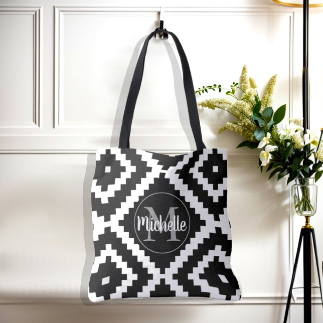 Elegantes Schwarz-Weiß-Geometrisches Monogramm (Elegant black and white geometric pattern monogram name initial tote bag. )