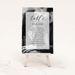 Elegantes Schwarz-Weiß-Hochzeitssalon-Foto Tischnummer<br><div class="desc">Elegante moderne Hochzeitskarten verfügen über ein volles Foto in Schwarz und Weiß,  mit einer Tischnummer,  die auf einem rechteckigen,  schlichten,  weißen Element mit schick kalligraphischem Schriftzeichen überlagert ist. Personalisieren Sie mit Ihrer Tischnummer und Ihren individuellen Gastnamen.</div>