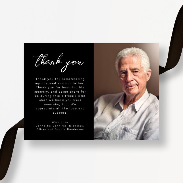 Elegantes Schwarz-Weiß-Script-Begräbnis-Foto Dankeskarte (Elegant Black And White Script Funeral Photo Thank You Card)