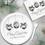 Elegantes Schwarz-weißes Party Pappteller<br><div class="desc">Fügen Sie Ihren Winterfeiern eine schicke und festliche Touch mit diesen wunderschön gestalteten Tellern aus Papier-Party hinzu. Mit drei zarten Aquarellverzierungen in sanften Schwarz-Weiß-Tönen, die durch immergrünes Grün und Bugdetails hervorgehoben werden, bieten diese Teller ein trendiges und raffiniertes Aussehen. "Frohe Weihnachten" wird in anmutiger Schriftzypografie gezeigt, während Ihr Familienname unten...</div>