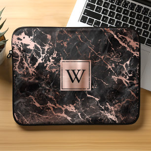 Elegantes Schwarzes Marmor Rose Gold Monogramm Laptopschutzhülle