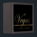 Elegantes Schwarzes und GoldVegas giftbox Schachtel<br><div class="desc">Elegante Schwarzes und Goldvegas-Geschenkboxen mit zwei Herzen durch den Buchstaben V in Vegas.  Hochzeitsdatum unter den Goldstreifen kann zu besonders angefertigt werden,  was Text Sie mögen.  Perfektes Geschenk für Brautjungfern,  Trauzeugin oder Lieblingslas- vegasliebhaber.</div>