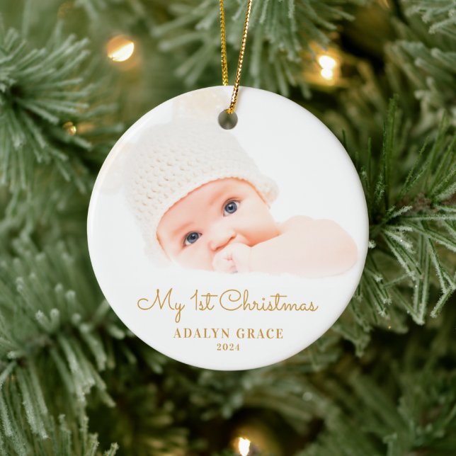Elegantes Script Baby's First Christmas Foto Gold Keramik Ornament (Baum)