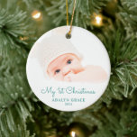 Elegantes Script Baby's First Christmas Foto Keramik Ornament<br><div class="desc">Dieser runde Weihnachtsschmuck bietet dem Baby das erste Weihnachtsthema. Der Text "Mein 1. Weihnachten" erscheint in einem aquamarinen Schriftsatz. Mit dem benutzerdefinierten Text können Sie den Namen und das Jahr Ihres Neugeborenen hinzufügen.</div>