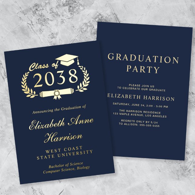 Elegantes Script Blue Uni-Abschluss Party Folieneinladung (An elegant foil graduation party invitation to celebrate the graduate's achievements)