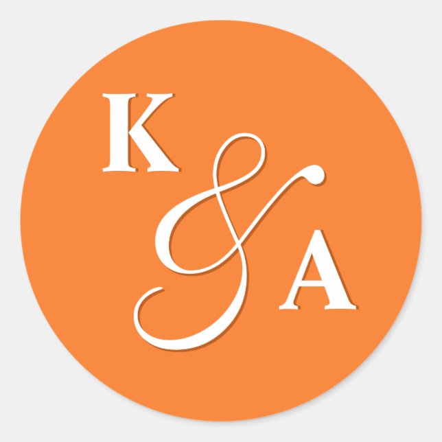 Elegantes Script Bright Orange Wedding Monogram Runder Aufkleber (Vorderseite)