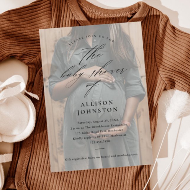 Elegantes Script Budget Foto Kinderdusche Einladun (Elegant script overlay budget photo baby shower invitations.)