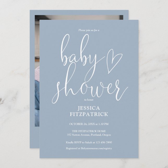 Elegantes Script Dusty Blue Foto Baby Shower Einladung (Vorne/Hinten)