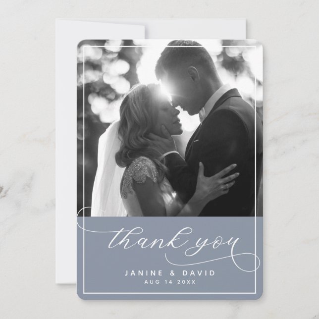 Elegantes Script Dusty Blue Modern Wedding Foto Dankeskarte (Vorderseite)