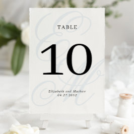 Elegantes Script Dusty Blue Monogram Wedding Tischnummer