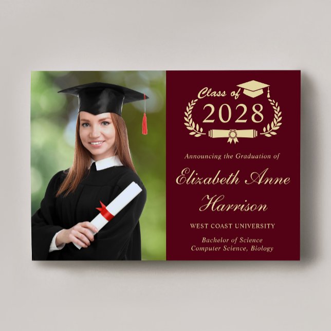 Elegantes Script-Foto Burgundy Uni-Abschluss Ankündigung (An elegant college graduation announcement to celebrate the graduate's achievements)