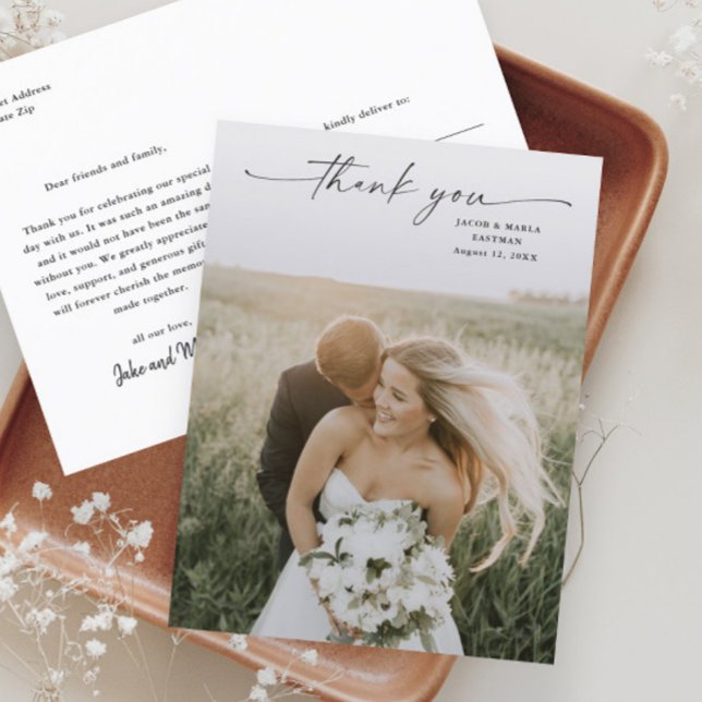 Elegantes Script Foto Hochzeit Danke Postkarte (Elegant Script Photo Wedding Thank You Postcard with modern handwritten script typographic overlay.)