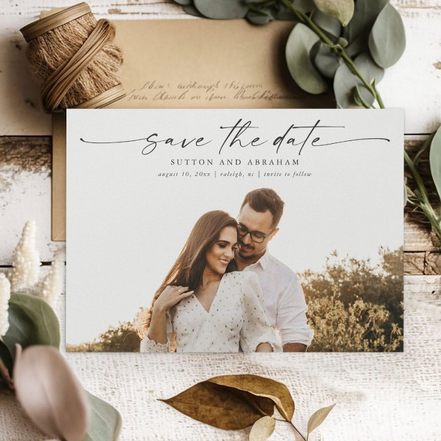 Elegantes Script-Foto Hochzeit Magnetkarte (An elegant photo save the date magnetic card with modern handwritten script typographic overlay.)