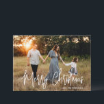 Elegantes Script-Foto Moderne Weihnachten<br><div class="desc">Moderne Weihnachtskarte im Foto mit einem schlichten und minimalen Design mit dem Gruß "Frohe Weihnachten" in einem eleganten weißen Drehbuch zusammen mit Ihrem Familiennamen. Auf der Rückseite befindet sich eine Foto-Collage,  die aus sechs quadratischen Bildern besteht.</div>