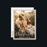Elegantes Script-Foto Moderne Weihnachten<br><div class="desc">Moderne Weihnachtspostkarte im Foto mit einem schlichten und minimalen Design mit "Frohe Weihnachten" in einer eleganten Schrift-Typografie über Ihrem Lieblingsbild,  umgeben von einem neuralfarbenen beigen Rahmen. Die Vorderseite verfügt über ein Farbverlaufsüberlagerungs,  um den Text zu übersehen,  der im Entwurfsbearbeitungsprogramm entfernt werden kann,  wenn Sie es vorziehen.</div>
