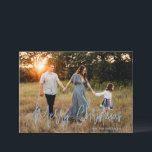 Elegantes Script-Foto Moderne Weihnachten<br><div class="desc">Moderne Weihnachtskarte im Foto mit einem schlichten und minimalistischen Design mit dem Gruß "Frohe Weihnachten" in einem eleganten,  staubblauen Drehbuch zusammen mit Ihrem Familiennamen. Auf der Rückseite befindet sich eine Foto-Collage,  die aus sechs quadratischen Bildern besteht.</div>