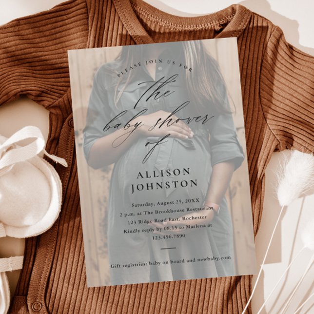 Elegantes Script Foto Overlay Kinderdusche Einladung (Elegant script photo overlay baby shower invitations.)