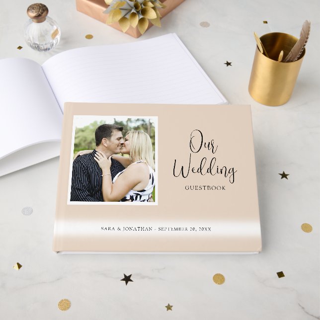 Elegantes Script-Foto Tan Wedding Gästebuch (Vorderseite Offen)