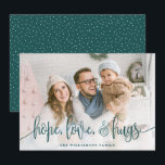 Elegantes Script Full Foto Hope Liebe Hugs Green Feiertagskarte<br><div class="desc">Senden Sie Liebe in dieser Saison an Ihre Familie und Freunde mit diesen modernen Stilkarten von Orabella Prints. Elegantes Texteüberlagern liest "Hoffen, Lieben & Umarmungen" in dunkelgrüner aquamariner Schrift über ein weißes Farbverlaufsüberlagerungen auf der KartenUnterseite. Auf der Rückseite sind winzige, weiße Schneepunkte auf einem aquamarinen grünen Hintergrund zu sehen, die...</div>
