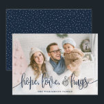 Elegantes Script Full Foto Hope Liebe Hugs Navy Feiertagskarte<br><div class="desc">Senden Sie Liebe in dieser Saison an Ihre Familie und Freunde mit diesen modernen Stilkarten von Orabella Prints. Elegantes Texteüberlagern liest "Hoffnung, Liebe, & Umarmungen" in marineblau über ein weißes FarbverlaufsOverlay am Kartenuntergrund. Auf der Rückseite sind winzige weiße Schneedecke über einem marineblauen Hintergrund zu sehen, die an jede gewünschte Farbe...</div>