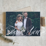 Elegantes Script Geblüht White Foto Hochzeit Dankeskarte<br><div class="desc">Elegantes Script Geblüht White Foto Hochzeit Dankeschön Karte | Danke an Familie und Freunde, dass sie Teil Ihres besonderen Tages mit dieser anpassbaren Dankeschön-Karte sind. Es enthält "danke" Skriptüberlagerung mit Art Deko Muster. Sie können das Muster weiter anpassen, indem Sie ein anderes Foto oder einen weißen Hintergrund hinzufügen, um es...</div>