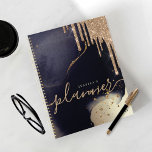 Elegantes Script Gold Glitzer Tropfen Wasserfarbe Planer<br><div class="desc">Ein eleganter und glamouröser personalisierter Planer. Das Design zeichnet sich durch einen dunkelmoody Farbstoff Aquarell-Hintergrund mit Akzenten aus Gold aus. Eine Imitate Glitzer Tropfen Grafik wird oben auf dem Notebook hinzugefügt. Passen Sie Ihren eigenen Text,  Namen und Jahr an.</div>