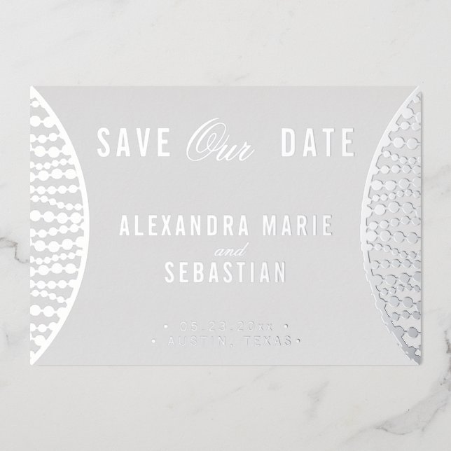 Elegantes Script Gray Pearls Save the Date Silver Folieneinladung (Vorderseite)