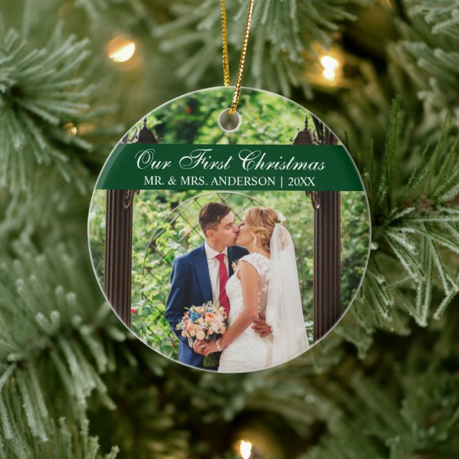 Elegantes Script Green Unser erstes Weihnachten Keramik Ornament (Baum)