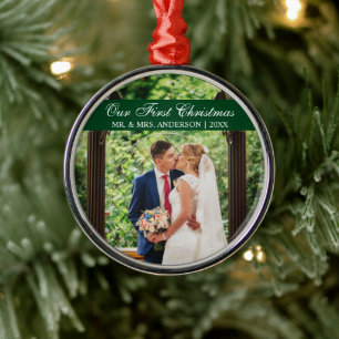 Elegantes Script Green Unser erstes Weihnachten Ornament Aus Metall