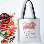 Elegantes Script Just Married Rose Gold Flitterwoc<br><div class="desc">Feiern Sie Ihre Neuvermählten mit unserem eleganten Script Just Married Rose Gold Logo Honeymoon Tote Bag. Diese schicke und anpassbare Tasche verfügt über ein anmutiges goldenes Skript-Logo der "Just Married"-Rose, mit der Möglichkeit, es mit Ihrem Nachnamen und dem Hochzeitstermin unten personalisieren. Diese Tasche ist perfekt für Ihre Hochzeitsreise oder für...</div>