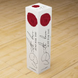 Elegantes Script Logo Red Wax Briefmarke Geschenk  Weinbox<br><div class="desc">Mit diesem modernen Weinkastendesign personalisieren Sie Ihre Weinflasche. Dieses elegante Business-Wein-Geschenkbox-Design verfügt über einen dünnen Kalligraphie-Schriftart mit einer personalisierten Botschaft an den Seiten und Platz für Ihren Namen und Ihre Initialen auf der Rückseite. Die luxuriöse Imitat Red Wachs Briefmarke fügt Stil und Eleganz in dieses Corporate Wine Box Design, ideal...</div>