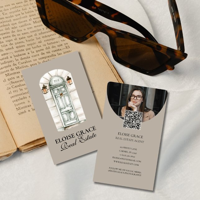 Elegantes Script-Logo und QR-Code Real-Anwesen Visitenkarte (Market your business with this classic script neutral tone business card!)