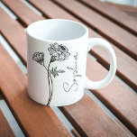 Elegantes Script Marigold Oktober Geburtsname Blum Kaffeetasse<br><div class="desc">Elegante,  minimalistische und moderne Schwarz-Weiß-Handschrift gezeichnete Blume im Oktober Geburt Blume mit individualisierbarem Namen in elegantem Drehbuch,  personalisiertes Geschenk für jeden Anlass,  einschließlich Geburtstage,  Geschenke für Brautmädchen,  beste Freunde,  Weihnachten und mehr.</div>