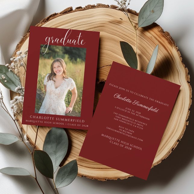 Elegantes Script Maroon Graduation Party Foto Einladung (Von Creator hochgeladen)