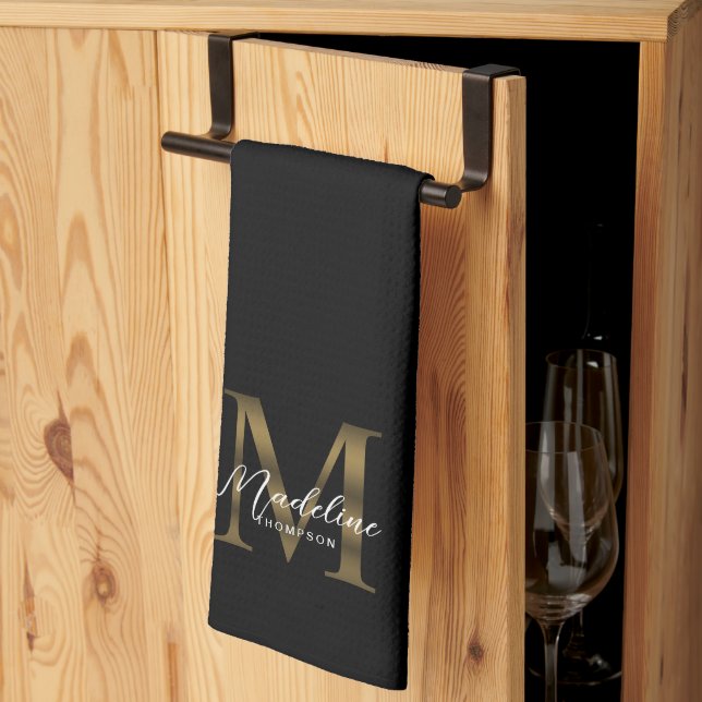 Elegantes Script Metallic Black and Gold Monogram Geschirrtuch (Drittel gefaltet)