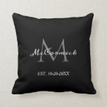 Elegantes Script Monogram Schwarz-weiß Newlyweds Kissen<br><div class="desc">Elegantes Script Monogram Schwarz-weiß Newlyweds Throw Pillow macht eine tolle Idee für ein neues Paar, das heiraten oder einfach nur heiraten möchte. Auf beiden Seiten des Kopfkissens individuell einstellbarer schwarzer Hintergrund. Die Vorderseite ist mit großen, klassisch grauen Monogramm und Nachnamen in weißen Kalligrafieschrift geschrieben, gefolgt von dem Jubiläumsdatum. KLICKEN SIE...</div>