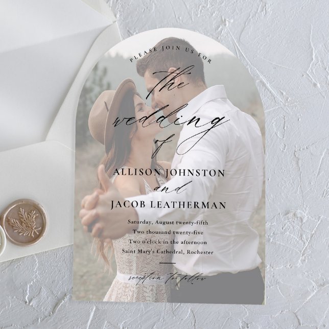 Elegantes Script Overlay Arch Foto Hochzeit Acryleinladungen (Elegant script acrylic photo wedding invitation.)