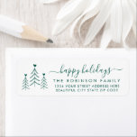 Elegantes Script Pine Christmas-Rücksendelabel<br><div class="desc">Elegante,  moderne,  grüne und weiße Weihnachtsfamilien-Rücksendeadressen-Aufkleber. Mit einem hübschen handgeschriebenen Drehbuch mit dem Sprichwort "fröhliche Weihnachten" im Swash-Schwanz-Schriftart,  kiefern Bäume mit kleinen Herzen. Ideal für die Weihnachtszeit,  einfach zu personalisieren mit Ihren Namen und Rücksendeadresse-Infos.</div>