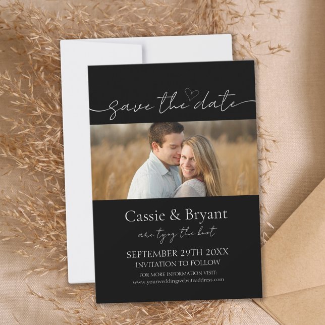 Elegantes Script Save the Date Monogram Einladung (Black and White Save the Date Wedding Announcement)