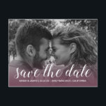 Elegantes Script Save the Date Verlobung Foto Ankündigungspostkarte<br><div class="desc">Diese rustikale, Save the Date Foto Postkarte bietet elegante Schrift und moderne Typografie. Das Foto verblasst auf einem bordeauxfarbenen Hintergrund. Sie können diese Save the Date Karte ganz einfach mit Ihren anstehenden Hochzeitsdetails, Ihrem Verlobung-Foto und einer persönlichen Nachricht auf der Rückseite anpassen. Wenn Sie Hilfe oder passende Artikel benötigen, kontaktieren...</div>
