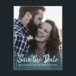 Elegantes Script Save the Date Verlobung Foto Ankündigungspostkarte<br><div class="desc">Diese elegante Postkarte des Fotos mit Save the Date besticht durch elegante Schrift und moderne Typografie. Das Foto verblasst auf einem tiefen smaragdgrünen Hintergrund. Sie können diese Save the Date Karte mit Ihren anstehenden Hochzeitsdetails und Ihrem Verlobung-Foto leicht anpassen. Wenn Sie Hilfe oder passende Artikel benötigen, kontaktieren Sie uns bitte...</div>