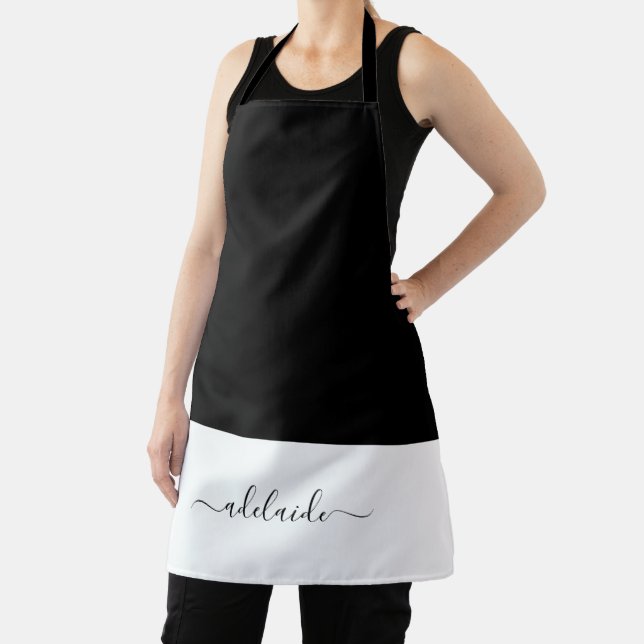 Elegantes Script Schwarz-weiß Girly Monogram Kitch Schürze (InSitu)