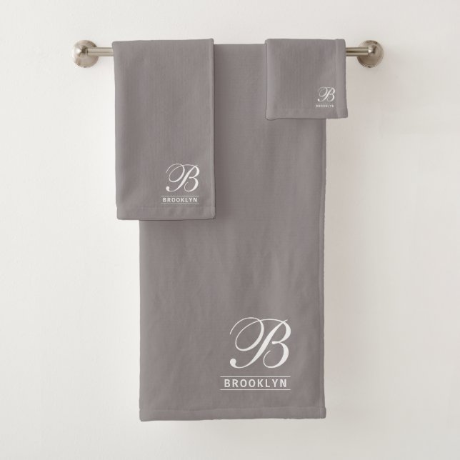 Elegantes Script Serif Monogram Light Gray Badhandtuch Set (Insitu)