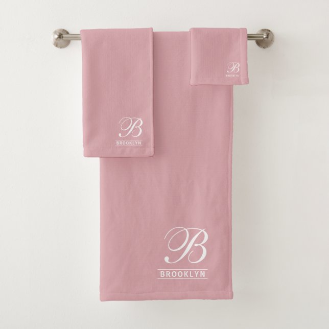 Elegantes Script Serif Monogram Pink Badhandtuch Set (Insitu)