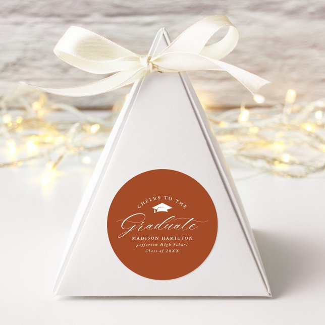 Elegantes Script Terracotta Cheers to the Graduate Runder Aufkleber (Von Creator hochgeladen)