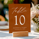 Elegantes Script Terracotta Wedding Tischnummer Acrylschild<br><div class="desc">Trendy,  minimalistische Hochzeitskarten mit "Tisch" in einem weißen Kalligrafieschrift mit Terrakotta-Acrylhintergrund. Zum Bestellen des Plastikkartenzeichens: Name,  Hochzeitstermin und Tischnummer hinzufügen. Fügen Sie jede Nummer einzeln in Ihren Warenkorb und Karo,  wenn Sie fertig sind.</div>